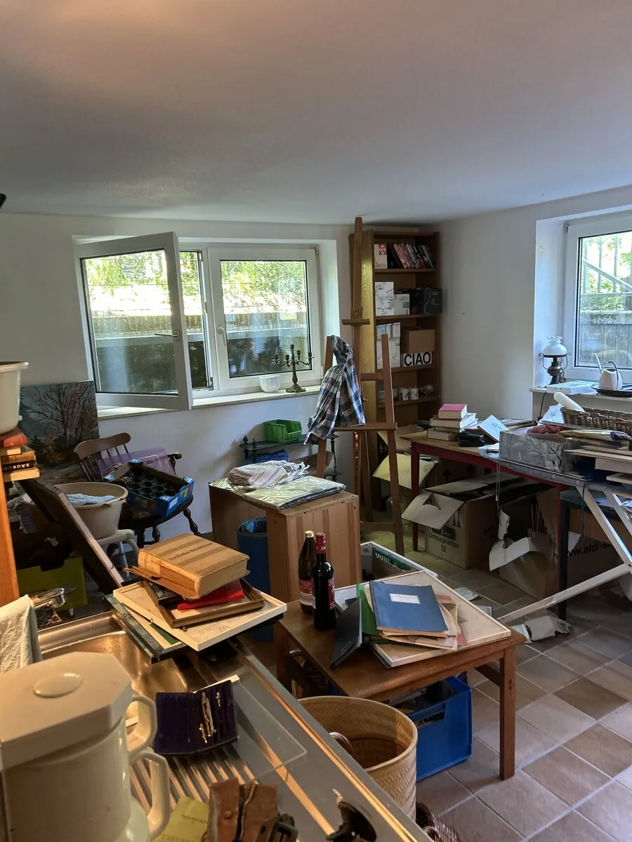 Hausauflösung Vorher – vollgeräumtes Zimmer mit Möbeln