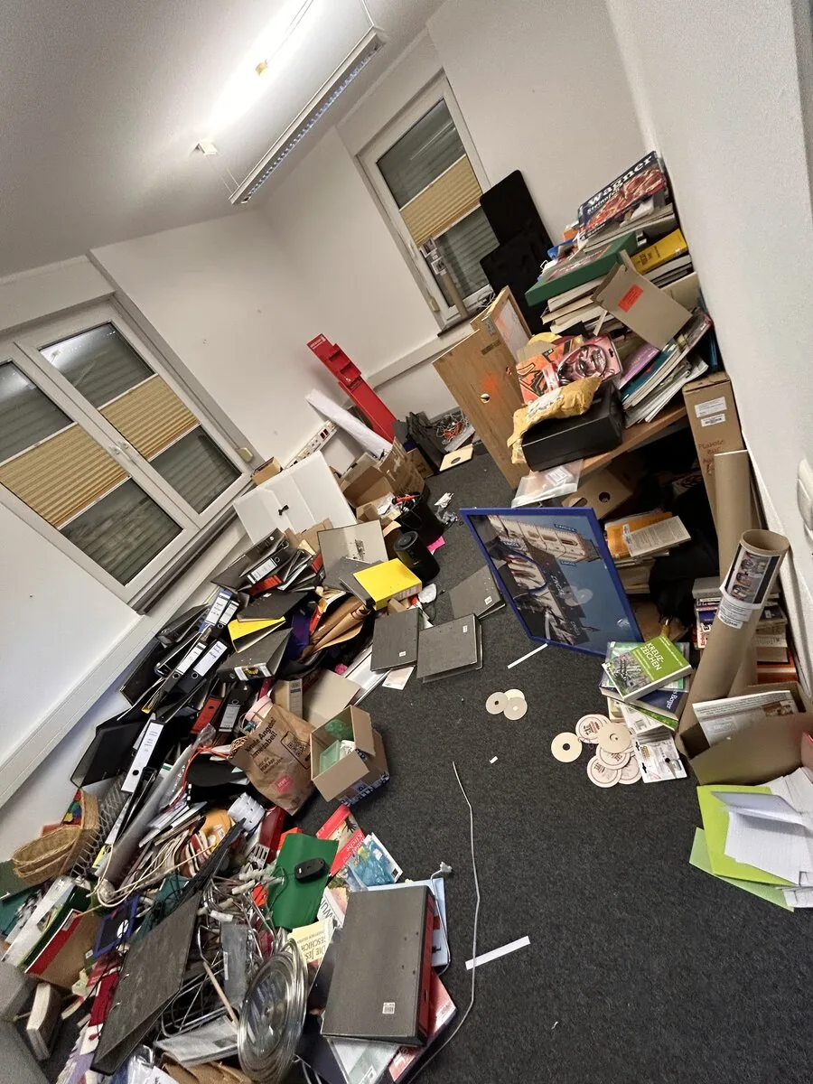 Büroräumung Vorher – Büro voller Akten, Ordner und Altpapier