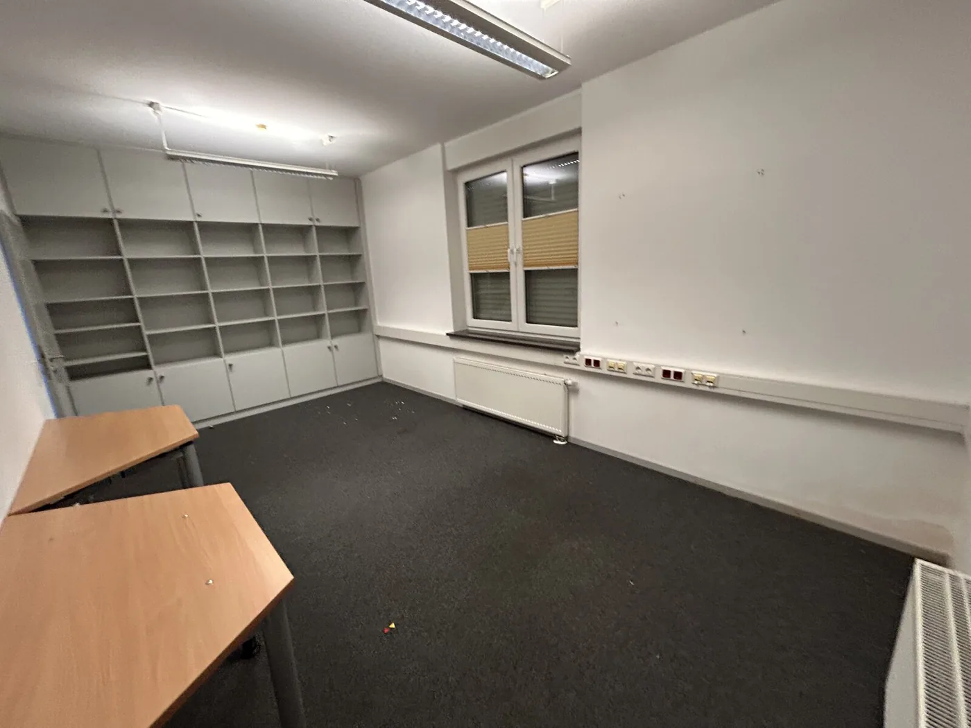 Büroräumung Nachher – leeres Büro mit freigeräumten Regalen