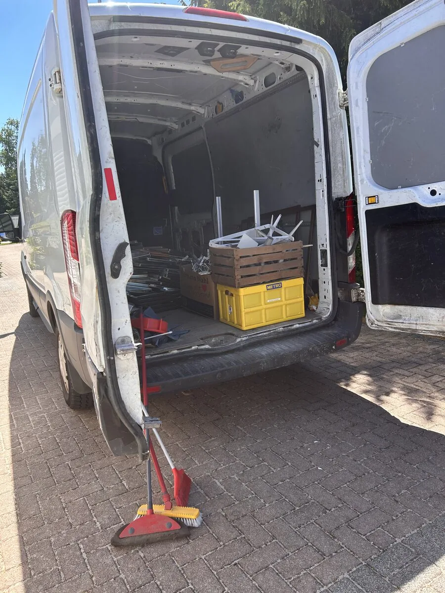 AR Entrümpelung Team – Transporter beim Beladen Frankfurt