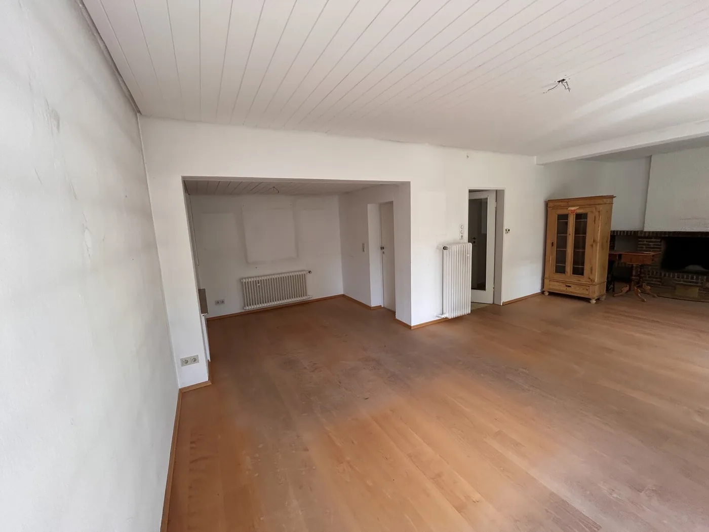 Hausauflösung Nachher – großes Wohnzimmer mit Kamin besenrein