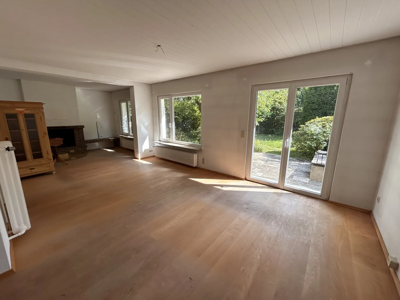 Hausauflösung Nachher – Wohnzimmer mit Gartentür besenrein Frankfurt