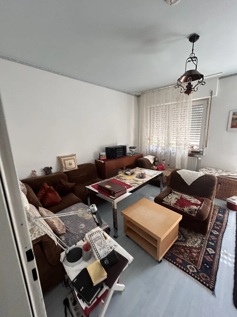 Wohnungsauflösung Vorher – möbliertes Wohnzimmer mit Einrichtung